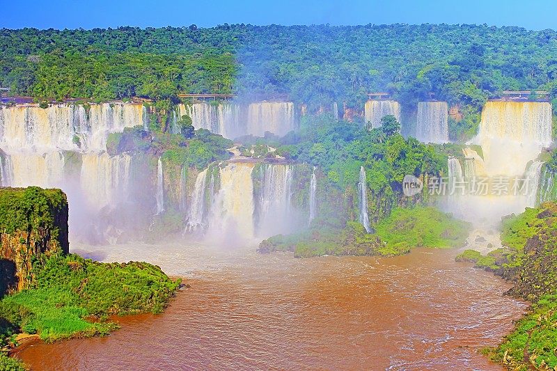 令人印象深刻的伊瓜苏瀑布景观从阿根廷的一边，在自然景观中戏剧性的美丽-田园般的魔鬼的喉咙-巴西的Foz do Iguacu，巴拉那，伊瓜苏港，米塞内斯和巴拉圭的国际边界-南美